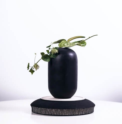 recipiente de cerámica negro decorado conteniendo cosméticos ecológicos